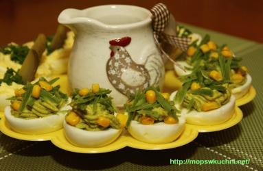 Jajka faszerowane awokado i serem żółtym