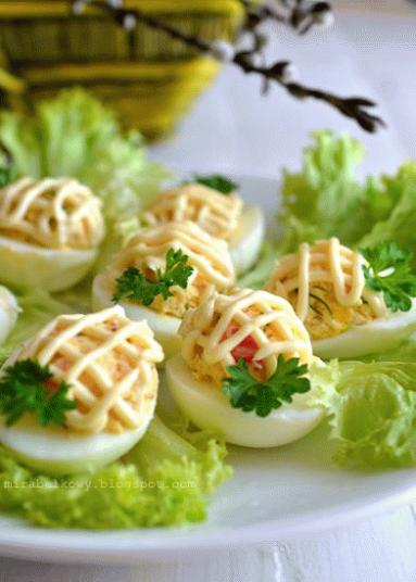 Jajka faszerowane sałatką surimi