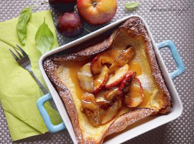Jesienny omlet z piekarnika z karmelizowaną gruszką i jabłkiem