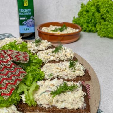 Kanapki z pastą z wędzonej makreli