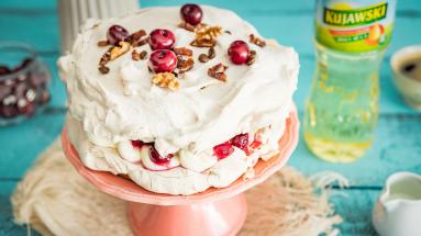 Kawowy dacquoise na kruchym spodzie z mascarpone i wiśniami