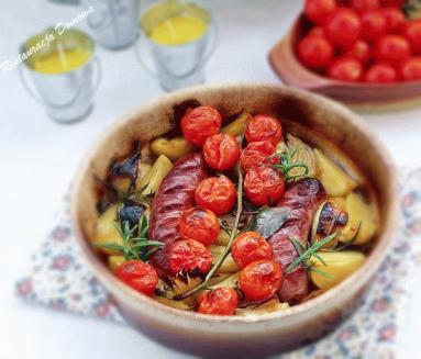 Kiełbasa pieczona z ziemniakami, pomidorami i oliwkami