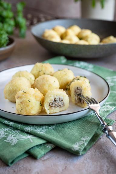 Kluski ziemniaczane z białą kiełbasą i chrzanem