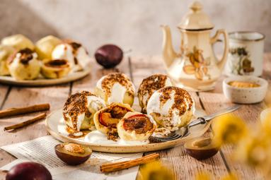 Knedle ze śliwkami z cynamonową bułką tartą