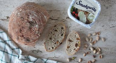 Kremowy chleb na zakwasie z pistacjami