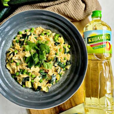 Kremowy makaron orzo z cukinią