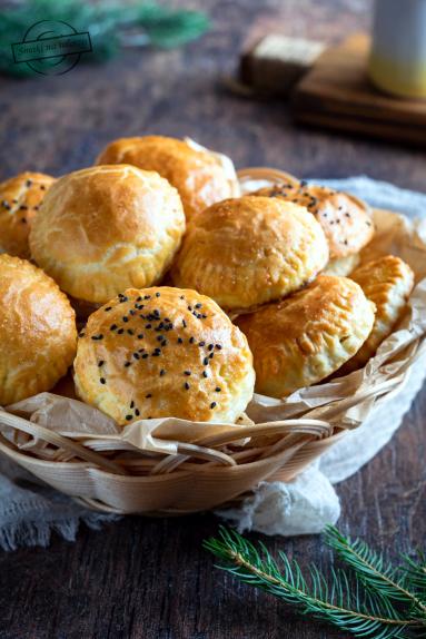 Krucho-drożdżowe paszteciki z pieczarkami
