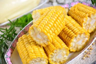 Kukurydza gotowana w kolbach z masłem czosnkowym