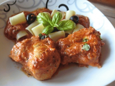 Kurczak w kremowym sosie pomidorowym z mascarpone i czarnymi oliwkami