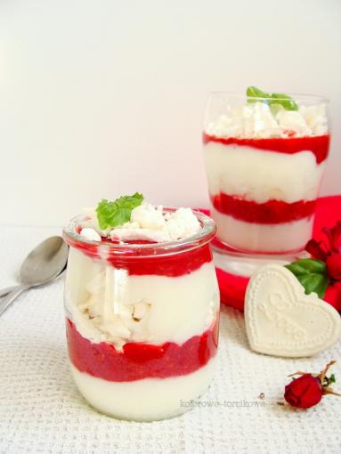 Lekki deser jogurtowo-owocowy z bezami