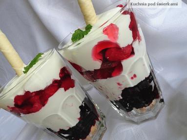Lekki deser jogurtowy z owocami i galaretką 