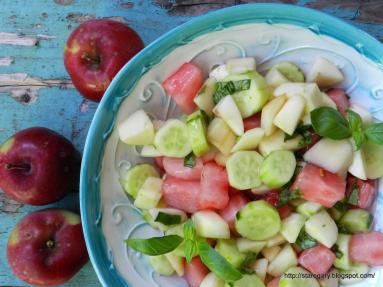 Letnia sałatka z jabłek ogórków i arbuza