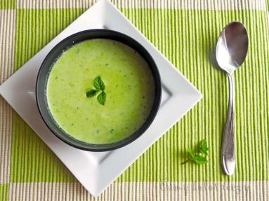 Letnia zupa z zielonego groszku z miętą.