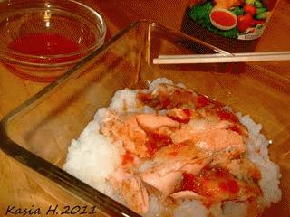 Łosoś z ryżem sushi z ostrym słodko-kwaśnym sosem azjatyckim