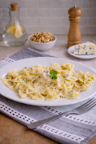 Makaron kokardki w kremowym sosie serowym