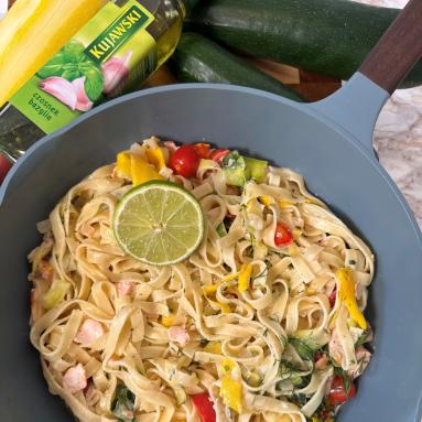 Makaron tagliatelle z łososiem i cukinią
