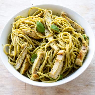 Makaron z kurczakiem i pesto 