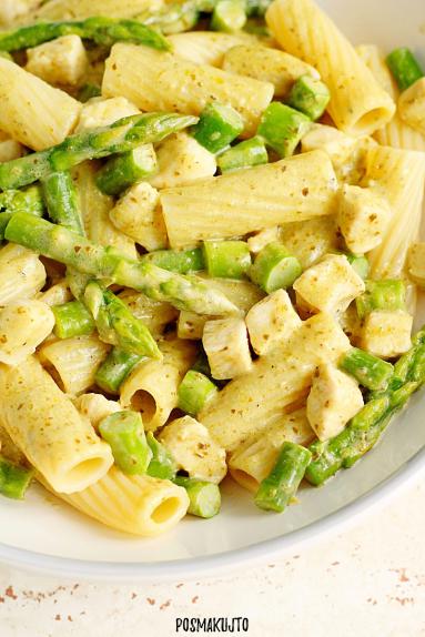 Makaron ze szparagami, kurczakiem i sosem pesto