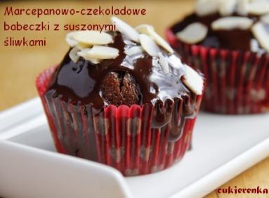 Marcepanowo-czekoladowe babeczki z suszonymi śliwkami