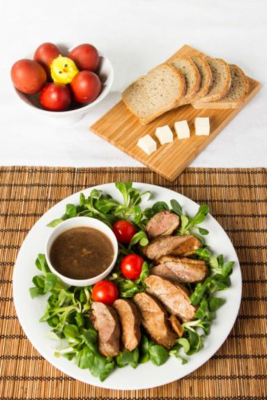 Marynowana pierś z kaczki na zimno na sałacie