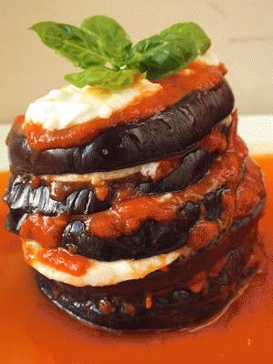 Millefoglie - bakłażan przekładany mozzarellą w sosie pomidorowym