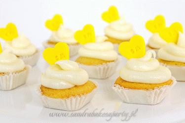 Mini cupcake waniliowy z kremem, zwieńczony żółtym sercem