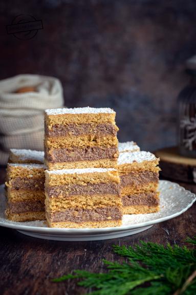 Miodownik z kakaową masą grysikową i orzechami