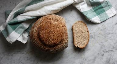 Mleczny chleb na zakwasie z sezamem