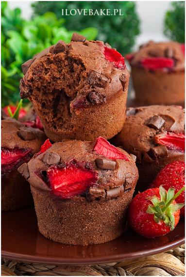 Muffinki czekoladowe z truskawkami