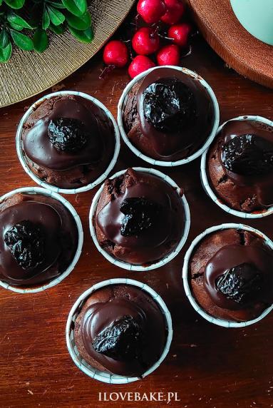 Muffinki czekoladowe ze śliwką