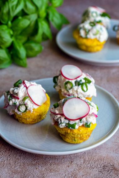 Muffinki jajeczne z pastą twarogową