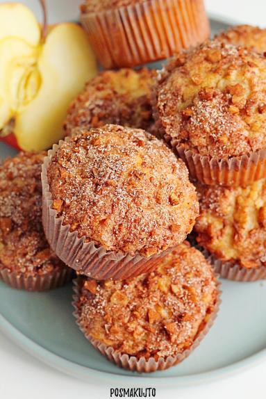 Muffiny z jabłkami i orzechową posypką