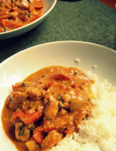 Najlepsze curry z indyjskiej restauracji: kurczak, papryka, cebula