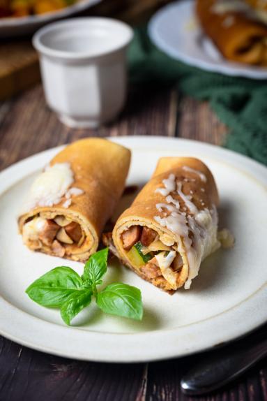 Naleśniki z kapustą, kiełbasą i cukinią