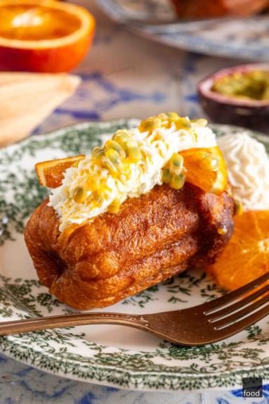 Neapolitańska babà al rum z pomarańczą, marakują i bitą śmietaną