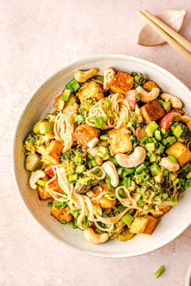 Noodle w sosie orzechowym z tofu