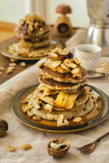 Pancakes z karmelizowanymi bananami i masłem orzechowym (wegańskie, bez glutenu, bez cukru)
