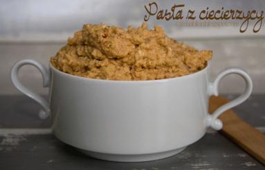 Pasta z ciecierzycy, fety i suszonych pomidorów 