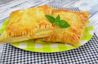 Paszteciki z ciasta francuskiego z serkiem, szpinakiem i łososiem + film 
