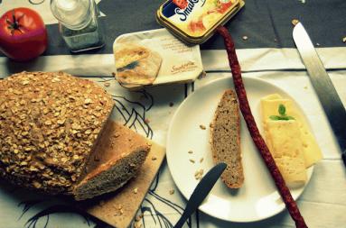 Pełnoziarnisty chlebek z płatkami zbożowymi, słonecznikiem i tymiankiem