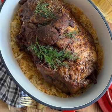 Pieczeń z karkówki na kapuście kiszonej