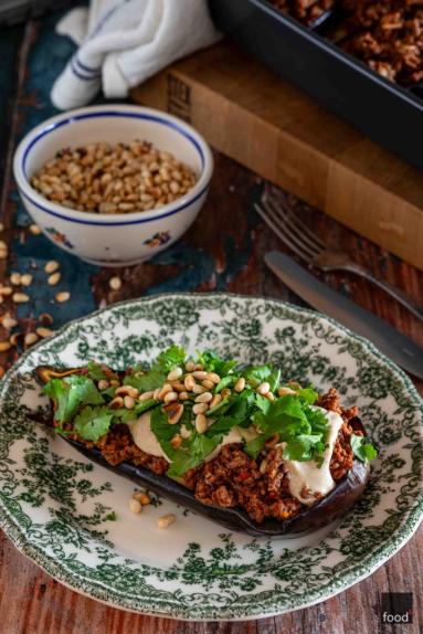 Pieczone bakłażany z wołowiną, harissą i sosem sezamowym