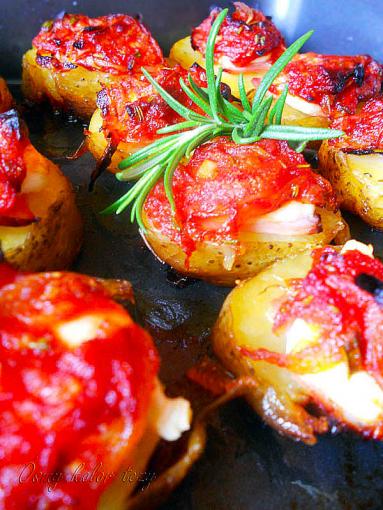Pieczone ziemniaki z fetą i pomidorami.