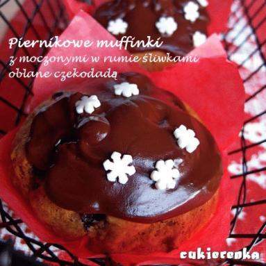 Piernikowe muffinki z moczonymi w rumie śliwkami oblane czekoladą