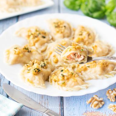 Pierogi z łososiem i masełkiem bazyliowym