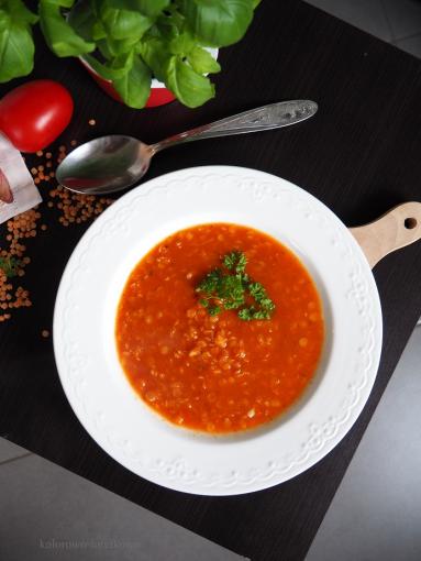 Pikantna zupa z czerwoną soczewicą