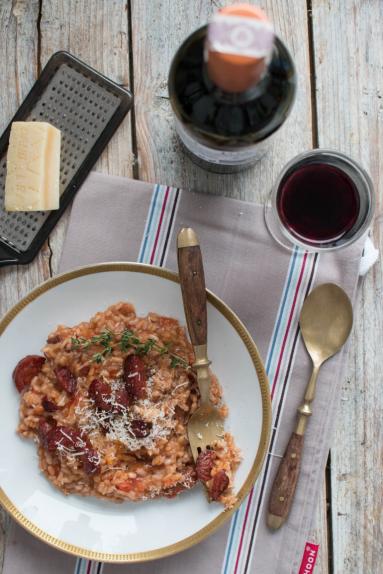 Pikantne risotto z chorizo i czerwonym winem