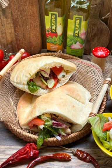 Pita z kurczakiem i sałatką