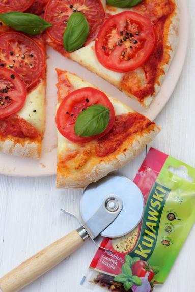 Pizza Caprese - z pomidorami i mozzarellą