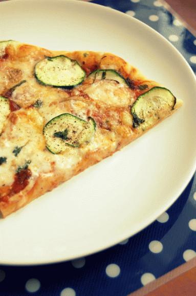Pizza: cukinia, kozidymek, bazylia
